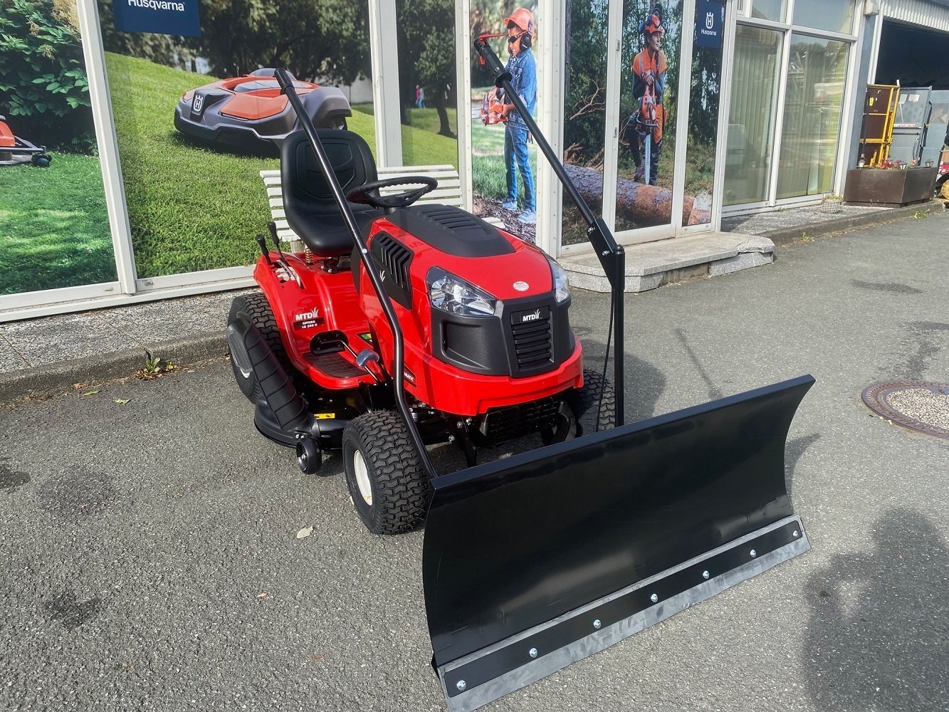 a-7.jpg MTD Rasentraktor OPTIMA LG 200 H mit Schneeschild 120 Plus – Bild 1